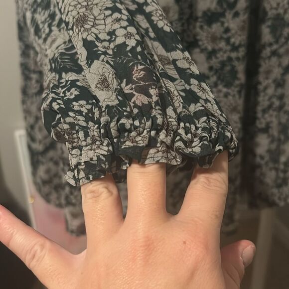 Cabi Medium blouse   Style 3765    F - Picture 3 of 8